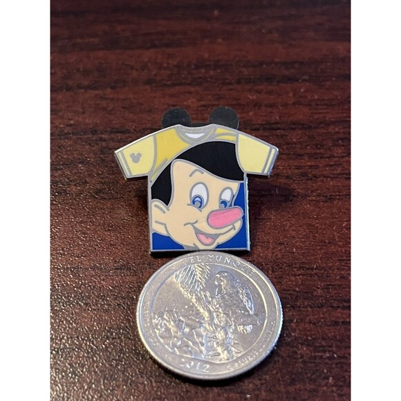 Disney 2011 Pinocchio T-Shirt Collection Hidden Mickey Trading Pin 85643 - Picture 2 of 3